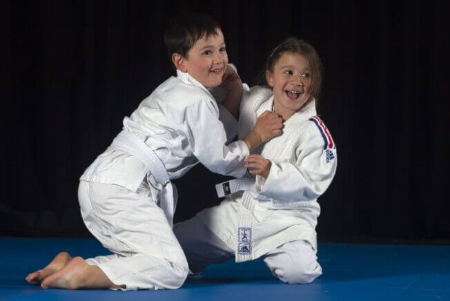 Enfants faisant du judo